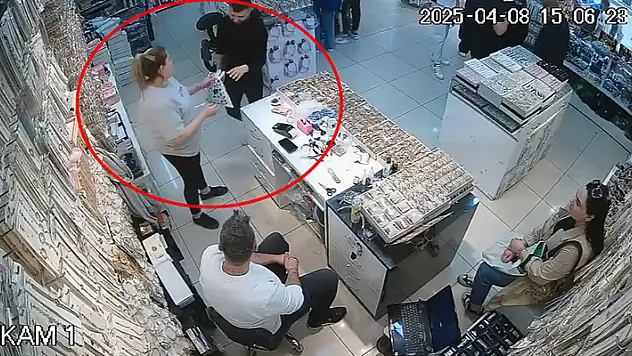Düğün alışverişinde unutulan altın ve para dolu poşeti, sahibine teslim etti