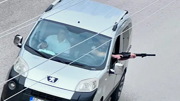 Düğün konvoyundaki aracın sürücüsü uzun namlulu silahla etrafa ateş açtı o anlar kamerada
