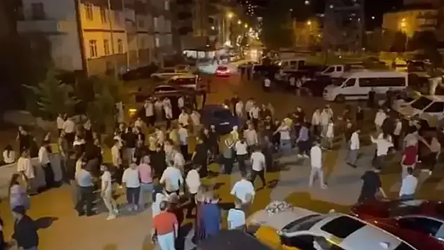 Düğün salonu önünde aileler birbirine girdi
