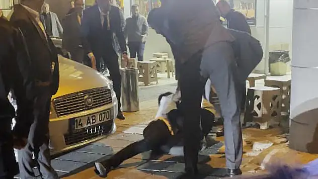 Düğün salonu önünde tekme-tokat kavga kamerada

