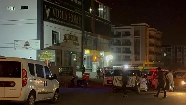 Düğün salonunda tekmeli, yumruklu, bıçaklı kavga: 2 yaralı