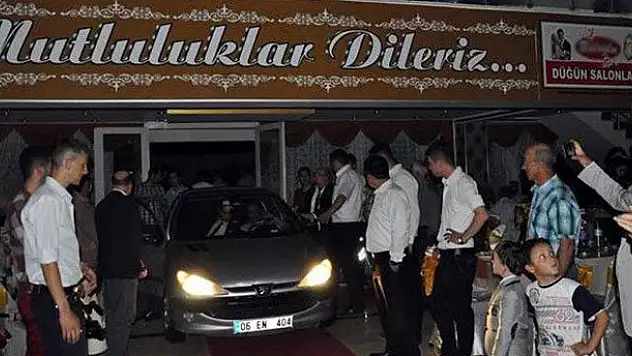 Düğün salonunun ortasına otomobille girdi