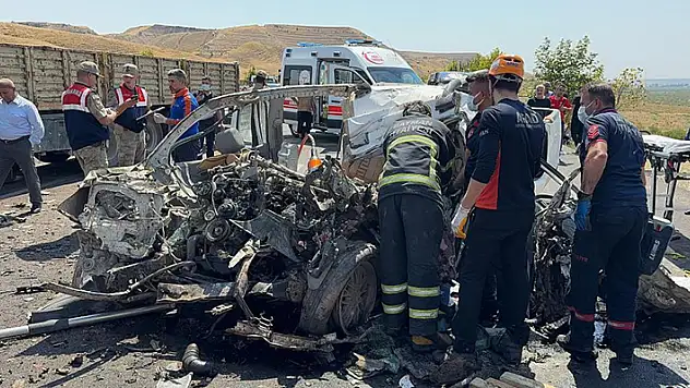 Düğün yolunda pikap ve tır kafa kafaya çarpıştı: 4 ölü, 1 yaralı
