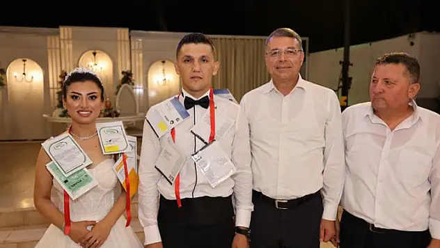 Düğünde gelin ve damada beşi bir yerde altın yerine beşi bir yerde sebze tohumu takıldı
