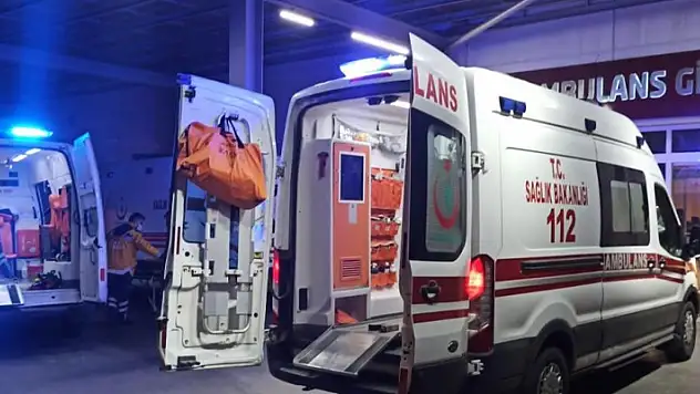 Düğünde havaya ateş açmak istedi, 2 kişiyi bacağından vurdu
