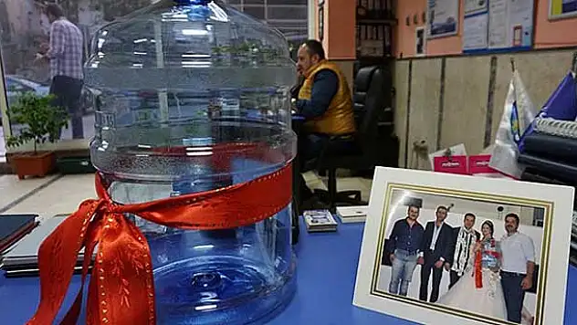 Düğünde takı yerine 'damacana' taktı