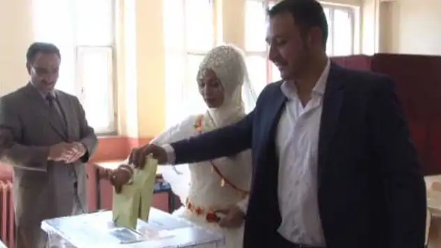 Düğünden önce sandık başına gittiler