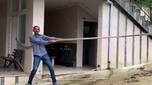 Dükkanı selde kaymasın diye camiye iple bağlayan Rizeli