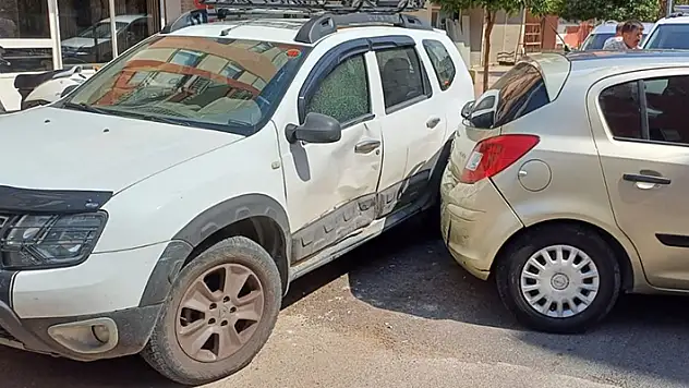 Dükkanın önüne park eden araca kızıp kendi aracıyla çarptı, 'Kaydırdım' diyerek özür diledi
