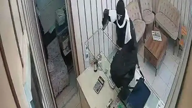 Dükkanına girdiği kuyumcunun çığlıkla panik butonuna bastığını görüp kaçtı