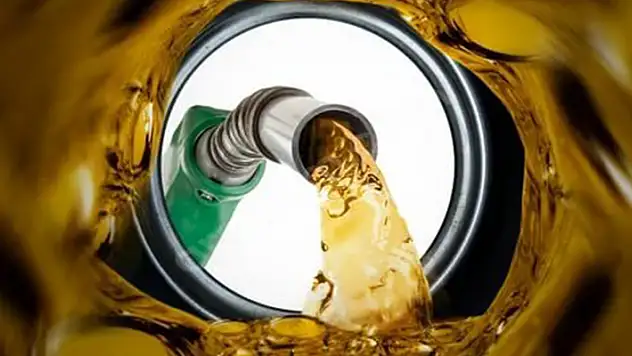 Dün 63 kuruş indirim yapılan benzine bu gece 80 kuruş zam geliyor