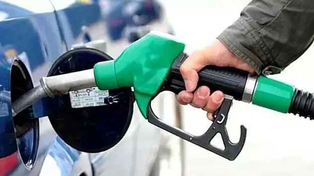 Dün gece yarısı 1 lira indirim yapılan motorine bu gece zam geliyor
