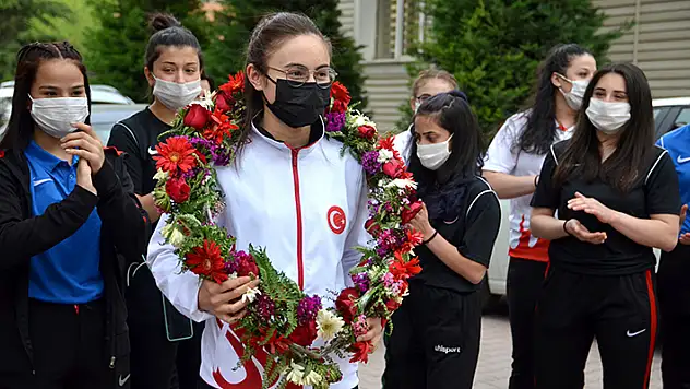 Dünya Gençler Halter Şampiyonası'nda ikinci olan Cansel Özkan, Konya'da
