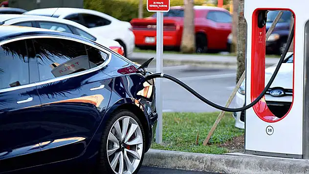 Dünya genelinde satılan binek araçların yarısının 2032'ye kadar elektrikli olması bekleniyor