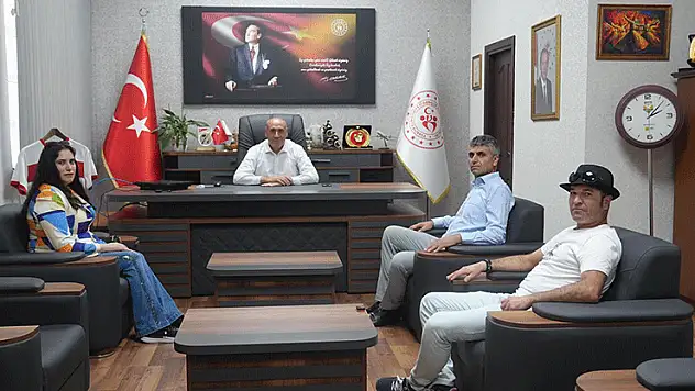Dünya Görmeyenler Derneği'nden Öztürk'e ziyaret