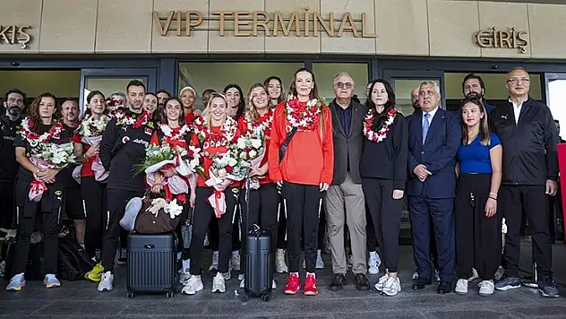 Dünya ikincisi Filenin Sultanları yurda döndü