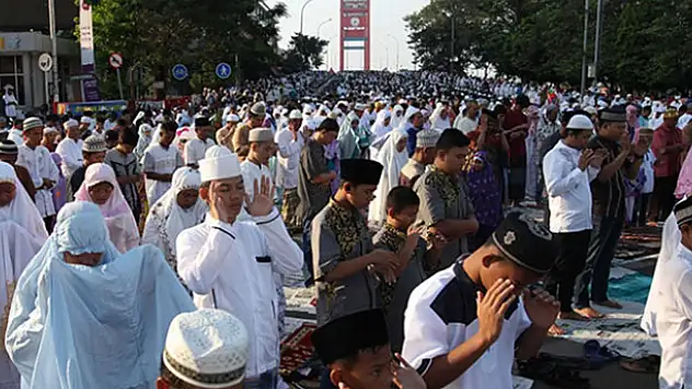 Dünya'nın bazı ülkeleri Ramazan Bayramı'na bugün başladı