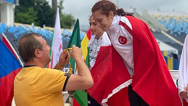 Dünya Para Atletizm Şampiyonası'nda 800 metrede Muhsine Gezer, dünya şampiyonu oldu
