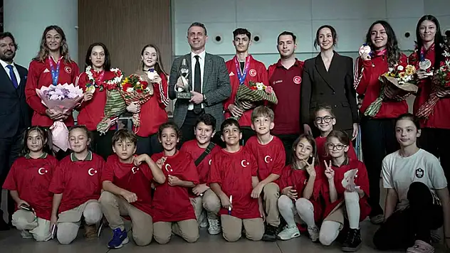 Dünya şampiyonu milliler Türkiye'ye döndü