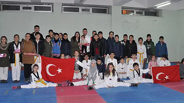 Dünya şampiyonu sporcuya sürpriz karşılama