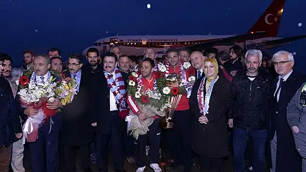 Dünya şampiyonuna coşkulu karşılama