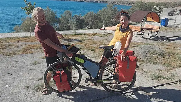 Dünya turuna çıkan Fransız çift Karapınar'da mola verdi