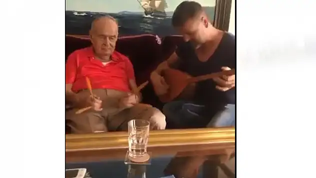 Dünyaca ünlü doktor Mehmet Öz, babası kalp cerrahı Mustafa Öz'ü ölüm yıl dönümünde andı! Mustafa Öz'ün Konya kaşık havası oynadığı anlar...