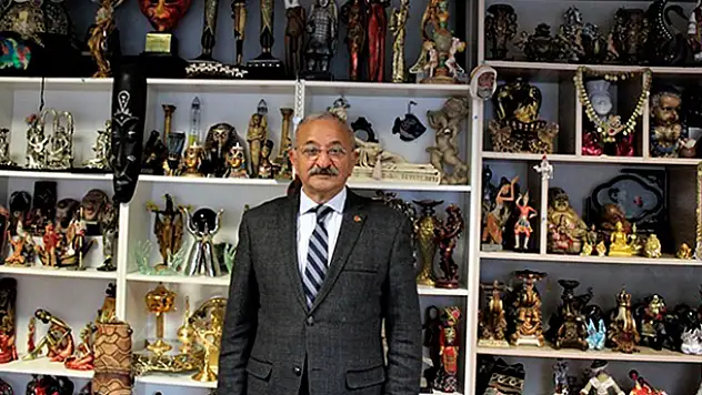 Dünyadaki bütün kültürleri makam odasında topladı