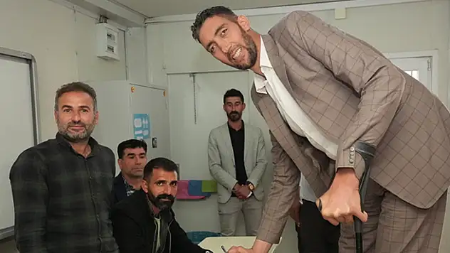 'Dünyanın en uzun adamı' oyunu kullandı