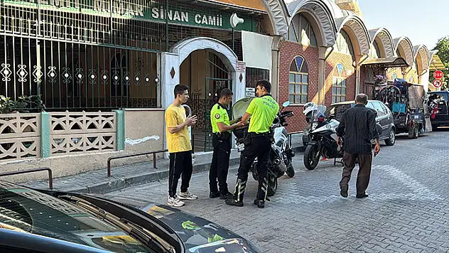 Dur ihtarına uymadı, namaz kılma bahanesiyle camiden kaçtı

