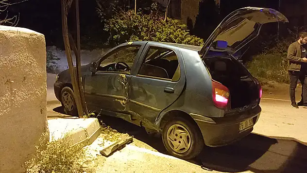 Dur ihtarına uymayan otomobil direğe çarparak durabildi
