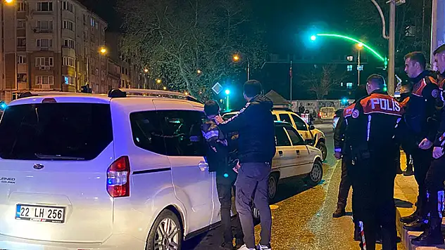 Dur' ihtarına uymayan sürücü, otomobiliyle polis aracına çarptı: 2.11 promil alkollü çıktı


