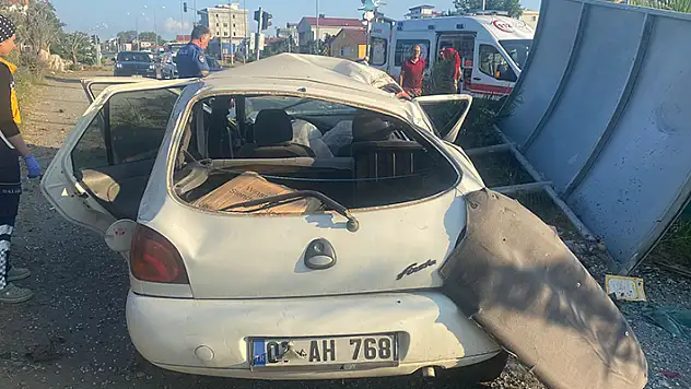 Durak ile trafik levhasına çarpan otomobilin sürücüsü öldü kimliği otopsi ile belli olacak
