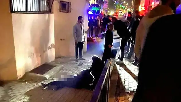 Durakta bekleyenlere otomobil çarptı: 1 ölü, 1 yaralı
