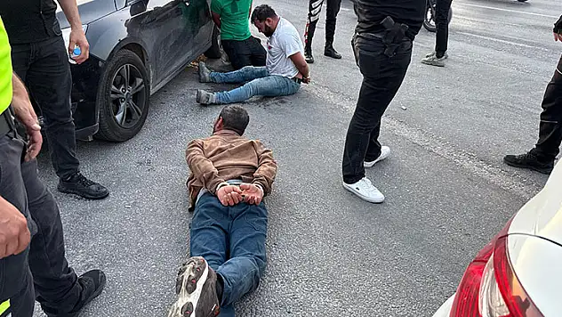 Durdurulan araçtaki şahıslar polise saldırdı: 2 yaralı, 3 gözaltı