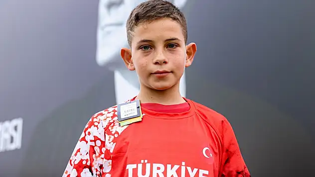 Dürüstlük yaptı, hediye milli formayı kaptı
