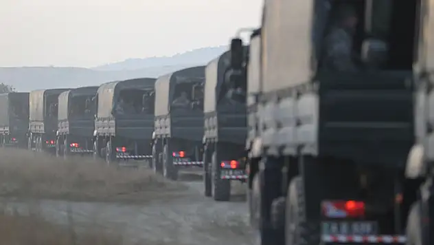 Düşen askeri uçağın enkazı tırlarla yurda getirildi 