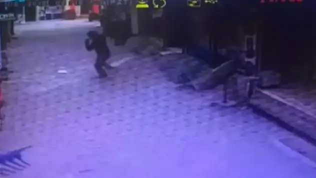 Düşen mermer parçasından saniyelerle kurtuldu
