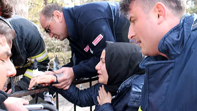 Duvardan atlamak isterken eli demire saplandı