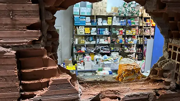 Duvarı delip hırsızlık yaptılar, delil bırakmamak için güvenlik kamerasını da çaldılar
