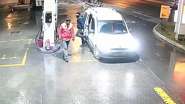 Düz kontak yapamadığı motosikleti, hafif ticari aracın arka koltuğuna yükleyip çaldı

