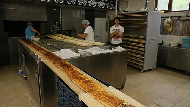 Düzce'de 6 metrelik ramazan pidesi görenleri şaşırttı
