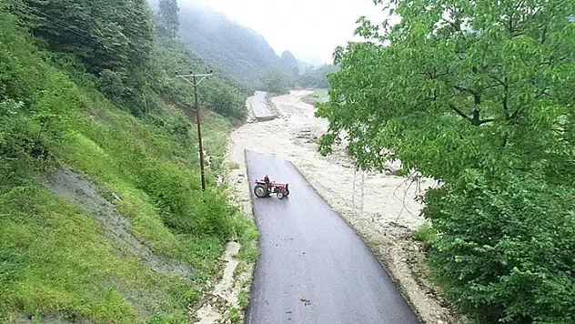 Düzce'de derenin taşması nedeniyle yol çöktü
