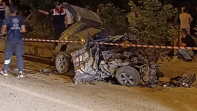 Düzce'de karşı şeride geçen beton mikseri, çarptığı otomobili hurdaya çevirdi: 1 ölü, 1 yaralı
