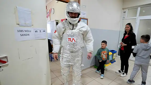 Düzce'de muay thai milli sporcusu, astronot kostümüyle oy kullandı
