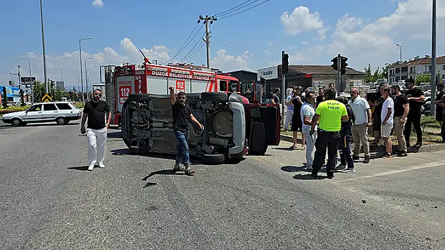 Düzce'de özel halk otobüsü, otomobile çarptı: 2'si çocuk 6 yaralı
