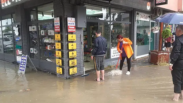 Düzce'de sağanak nedeniyle iş yerlerini su bastı
