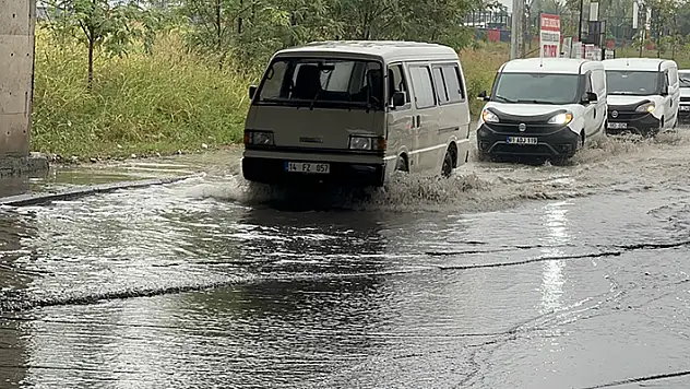 Düzce'de sağanak nedeniyle yollarda su birikintileri oluştu