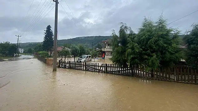 Düzce'de sağanak su baskınlarına neden oldu
