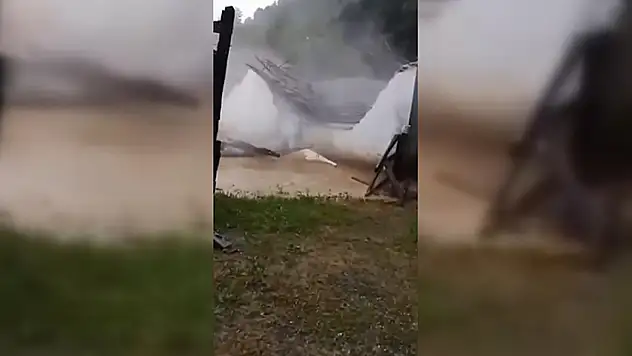 Düzce'de sel nedeniyle tek katlı ev yıkıldı
